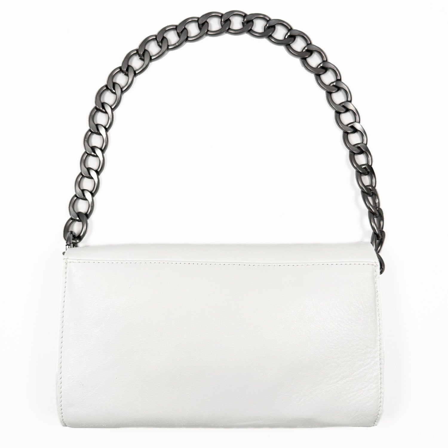 The BAGUETTE - WHITE by evokewomen is a chic handbag crafted from Italian leather, elegantly featuring a dark chain handle that exudes timeless sophistication.