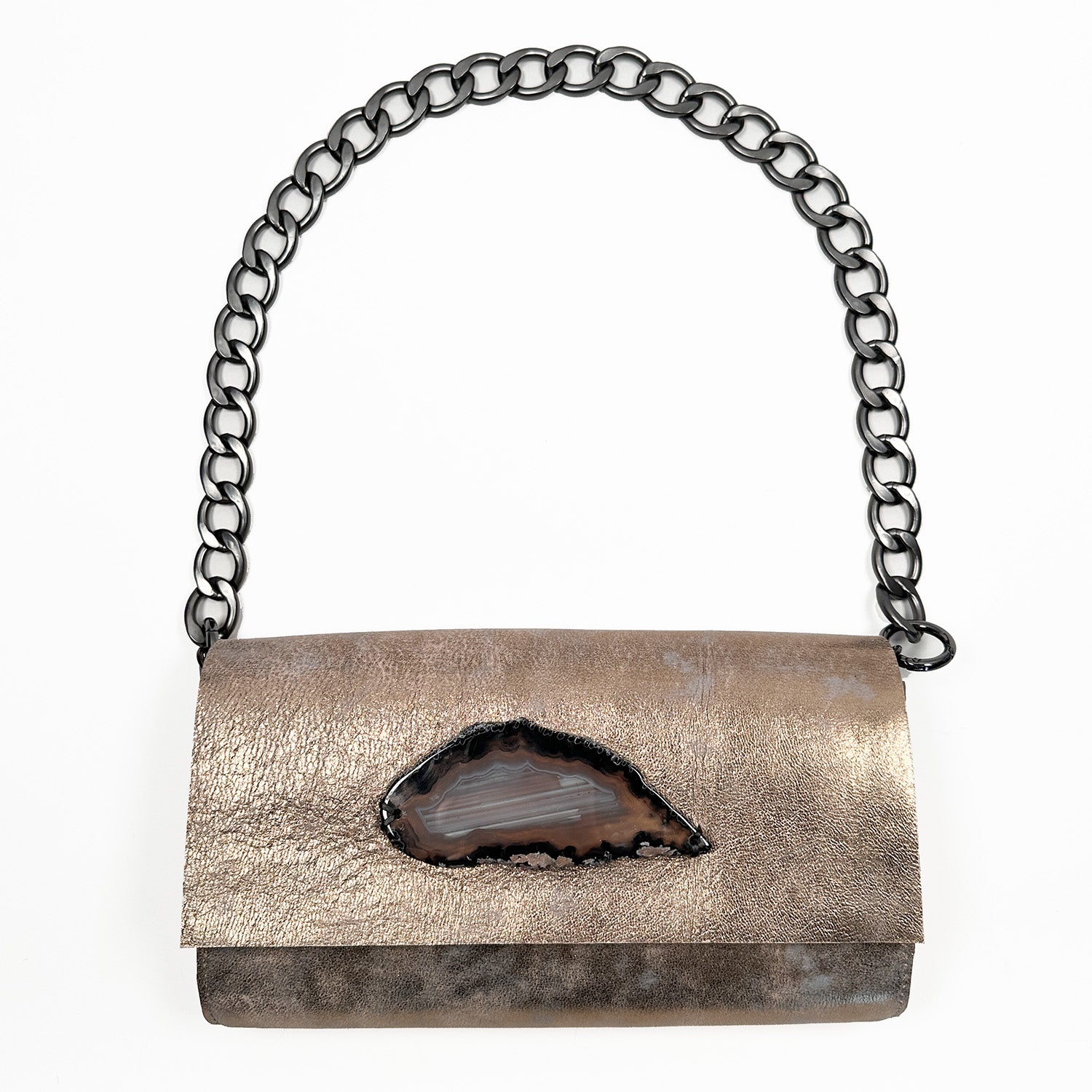 The BAGUETTE – ANTIQUE GOLD by evokewomen is an Italian leather handbag featuring a large gunmeta chain strap, elegantly displayed against a white background.