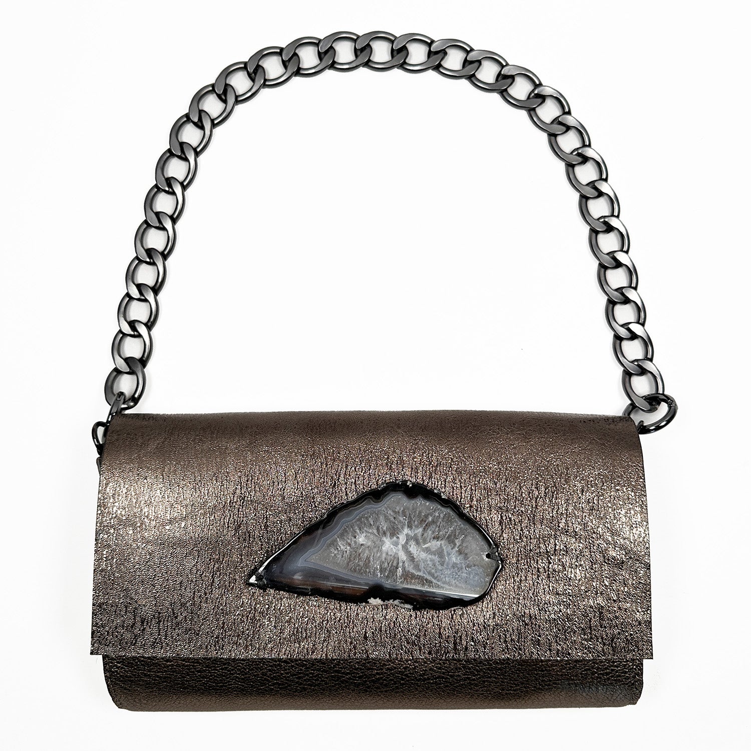 The BAGUETTE – textured bronze by evokewomen is an Italian leather handbag featuring a large gunmetal chain strap, elegantly displayed against a white background.