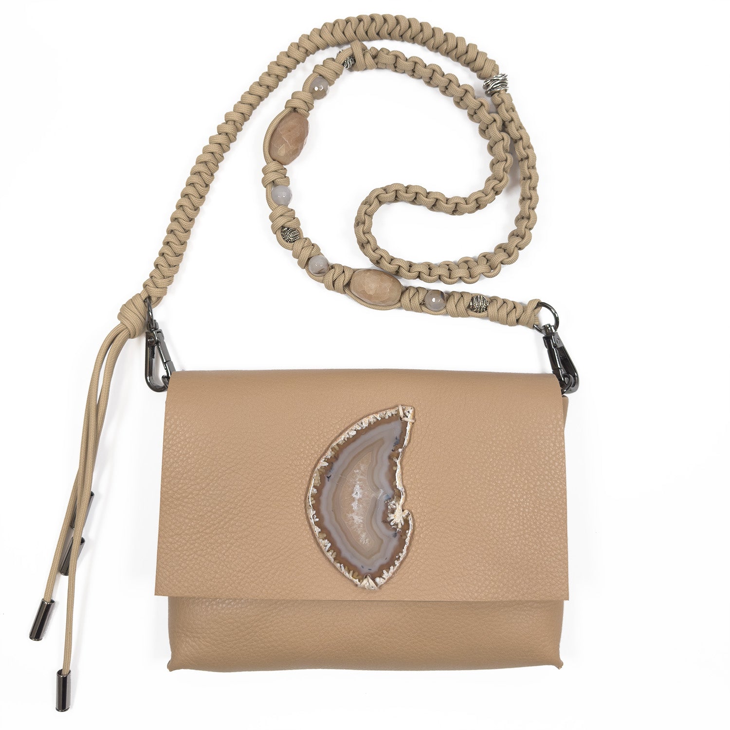 Introducing the BAHAMA - CAMEL clutch by evokewomen, a highly adaptable accessory made from Italian leather. It features a distinctive knotted strap and is adorned with a striking agate slice embellishment on the flap.