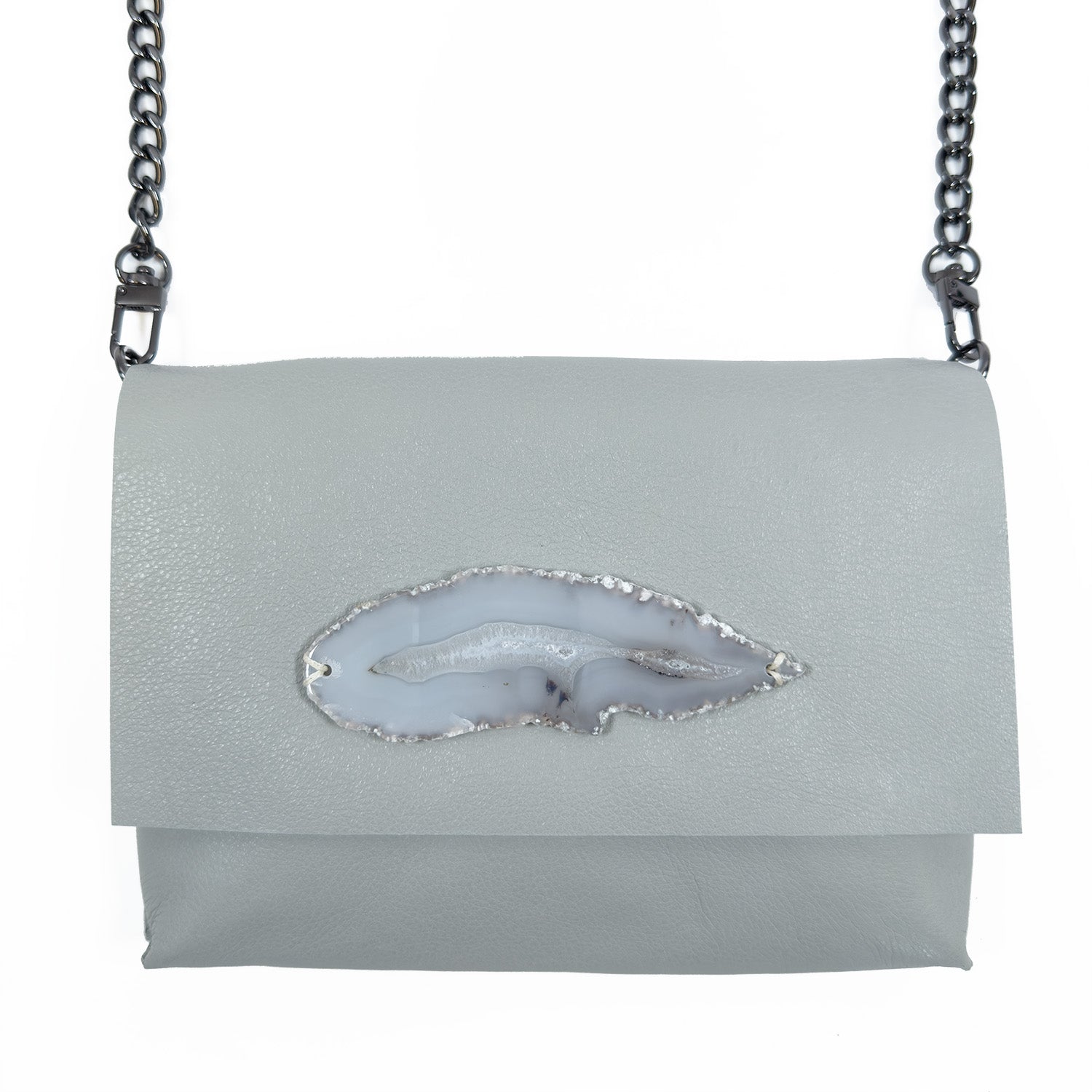 Introducing the BAHAMA - LIGHT SMOKE by evokewomen: an Italian leather handbag in gray, featuring a metallic crossbody chain strap and a central agate stone detail on the flap.