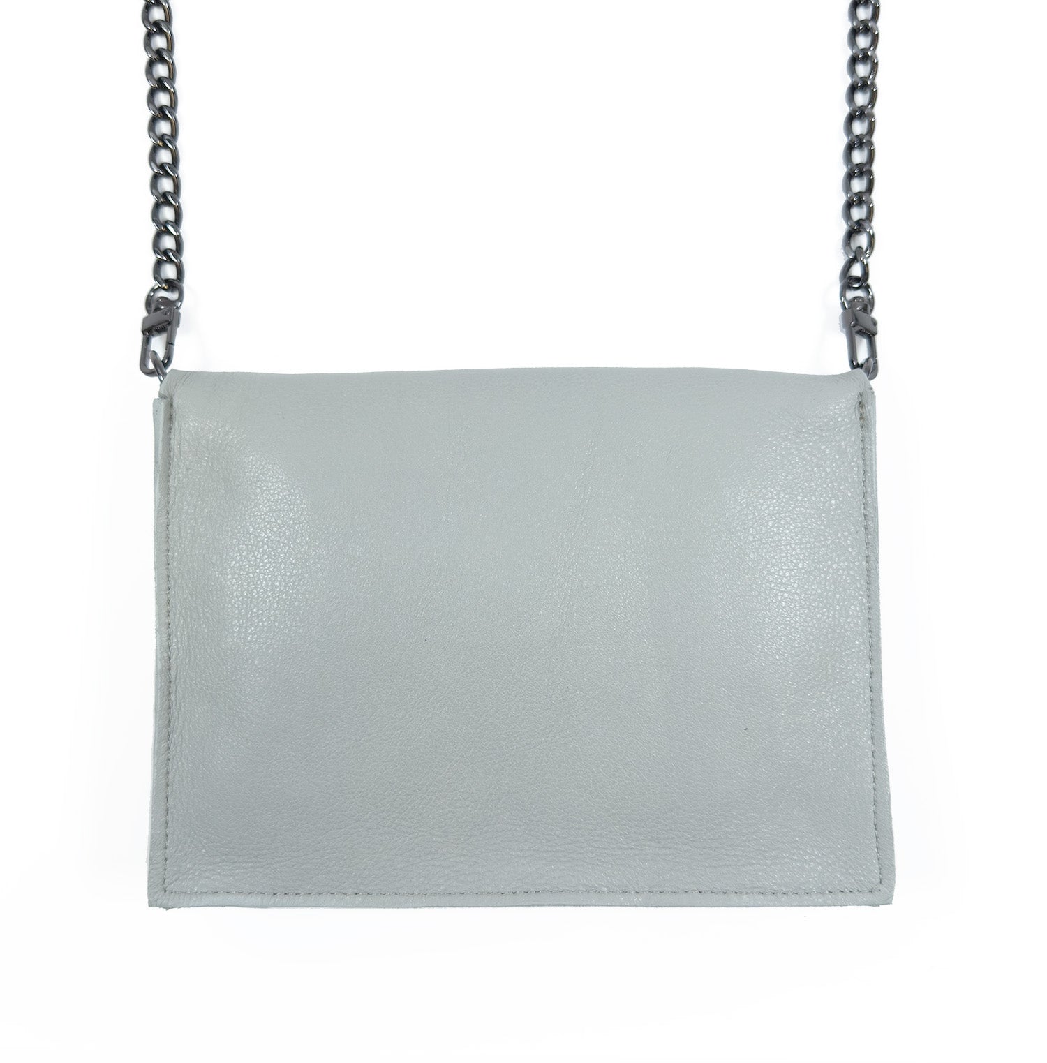 The BAHAMA - LIGHT SMOKE bag by evokewomen is made of luxurious Italian leather and showcases a gray rectangular design with a stylish metal crossbody chain strap, elegantly presented against a white background.