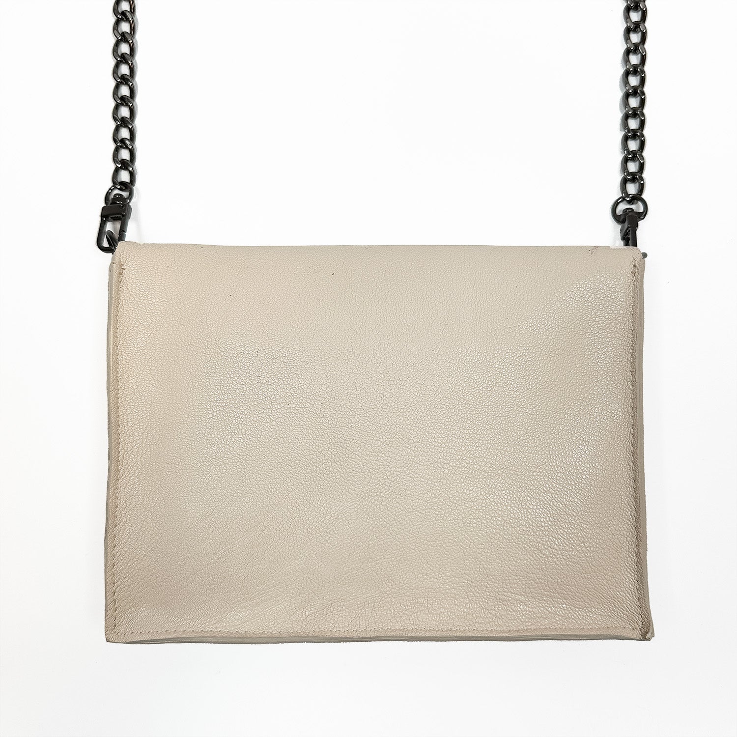 Highlighted against a white background, the BAHAMA bag by evokewomen is an exquisite timeless piece in beige Italian leather featuring a signature agate slice and a distinctive black knotted strap.