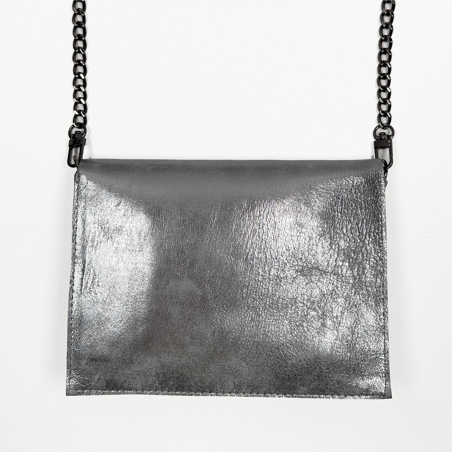 The BAHAMA – ANTIQUE SILVER by evokewomen is an Italian leather handbag featuring a gunmetal chain strap, elegantly displayed against a white background.