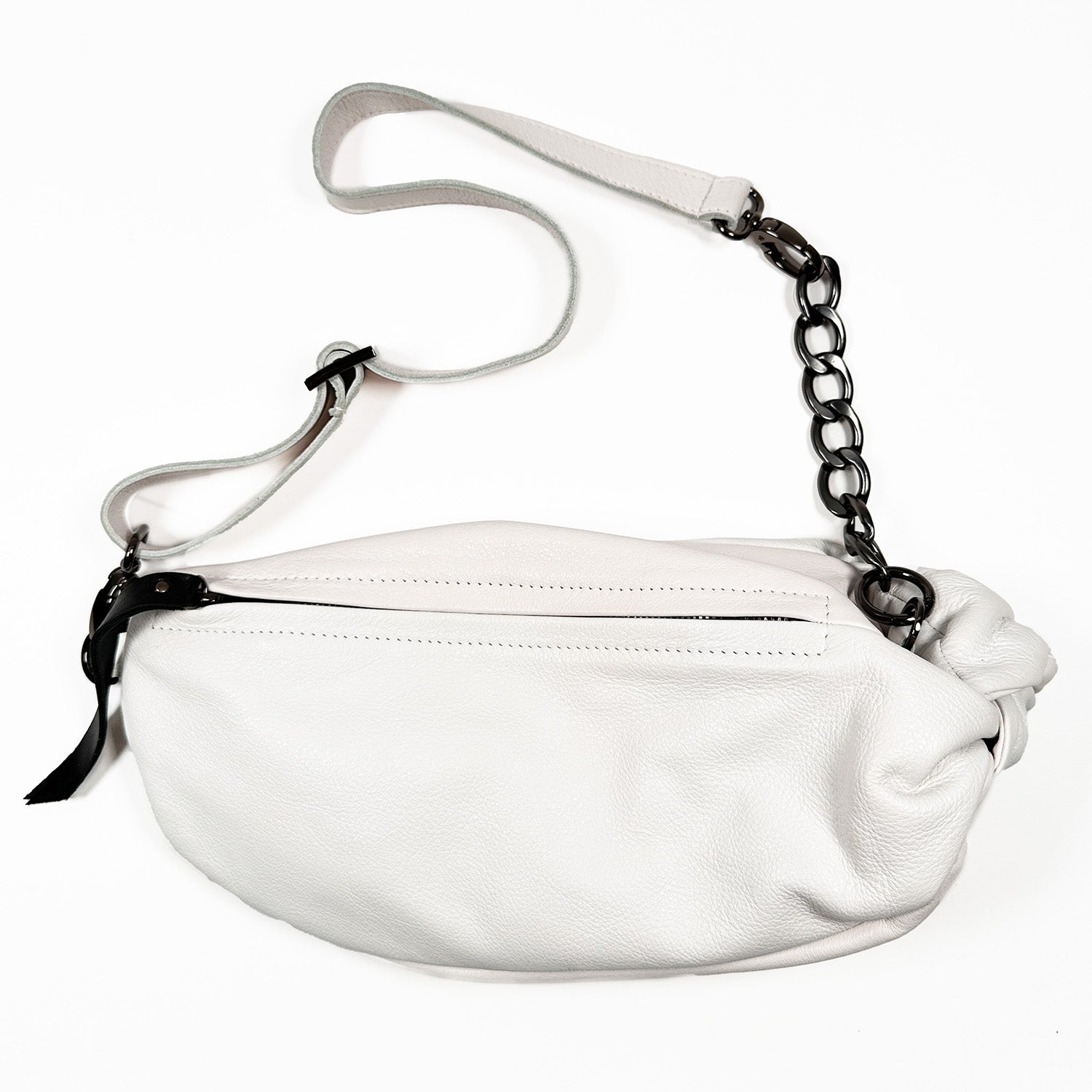 Introducing the LONDON - WHITE by evokewomen, a stylish white leather crossbody bag featuring a front zipper pocket and a sophisticated chain strap interwoven with leather.