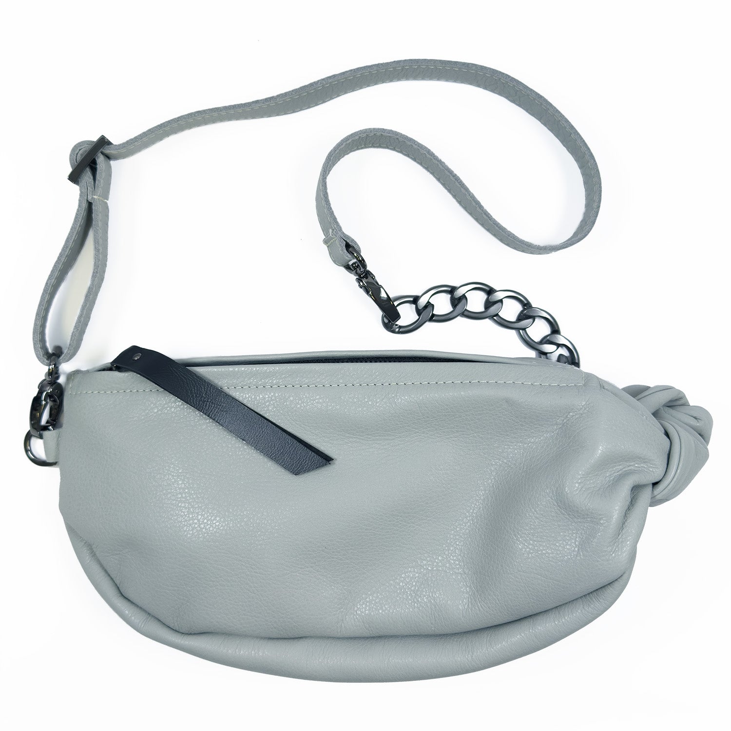 LONDON - LIGHT SMOKE, a gray leather handbag by evokewomen, features a knotted detail, black zipper pull, and a chain-link strap. This versatile accessory effortlessly transforms into a chic sling bag, ideal for those on-the-go moments.