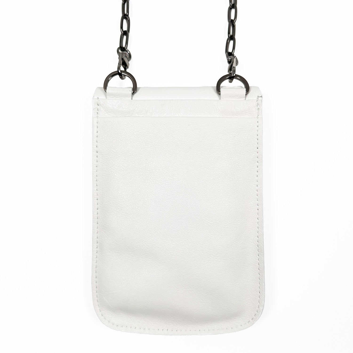 The PAULINA - white, designed by evokewomen, is a sophisticated white leather pouch with a chic black chain strap that hangs vertically. Ideal for use as both a waist bag and crossbody bag, it effortlessly blends style and versatility for any occasion.