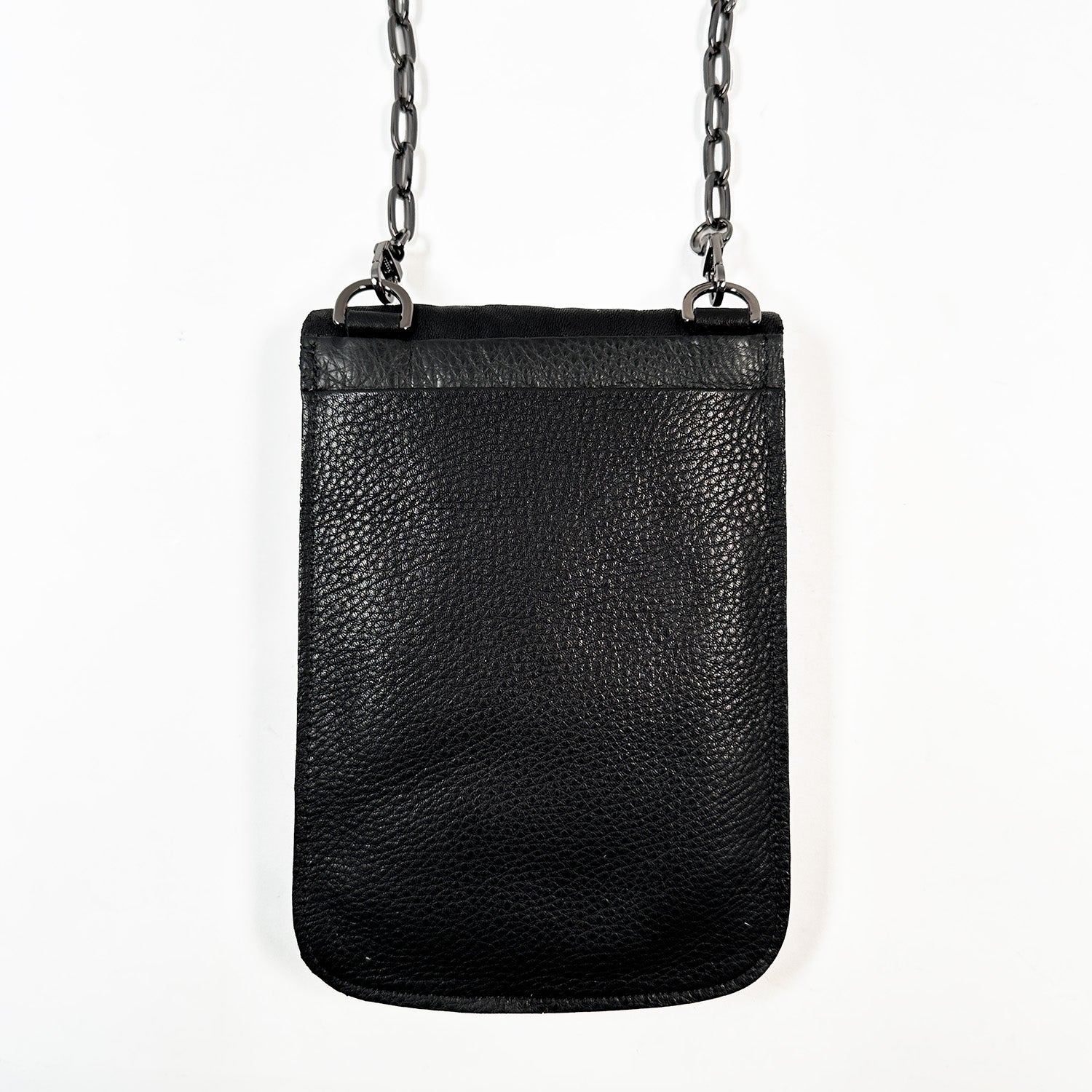 The PAULINA - BUBBLY BLACK by evokewomen, crafted from Italian leather with a textured surface and elegantly suspended by a chain strap, is the ideal festival bag against a plain white background.