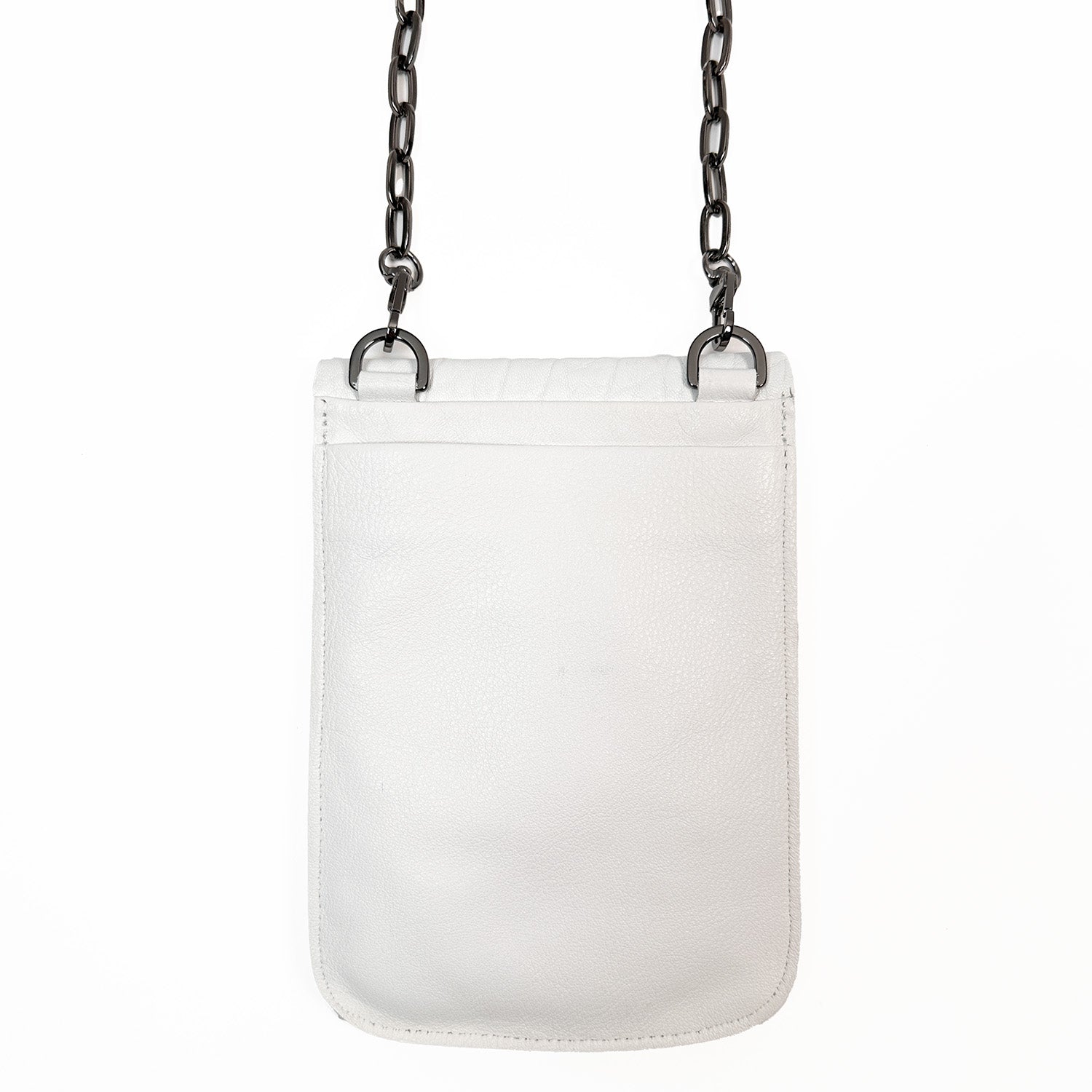 The PAULINA - white, designed by evokewomen, is a sophisticated white leather pouch with a chic gunmetal chain strap that hangs vertically. Ideal for use as both a waist bag and crossbody bag, it effortlessly blends style and versatility for any occasion.