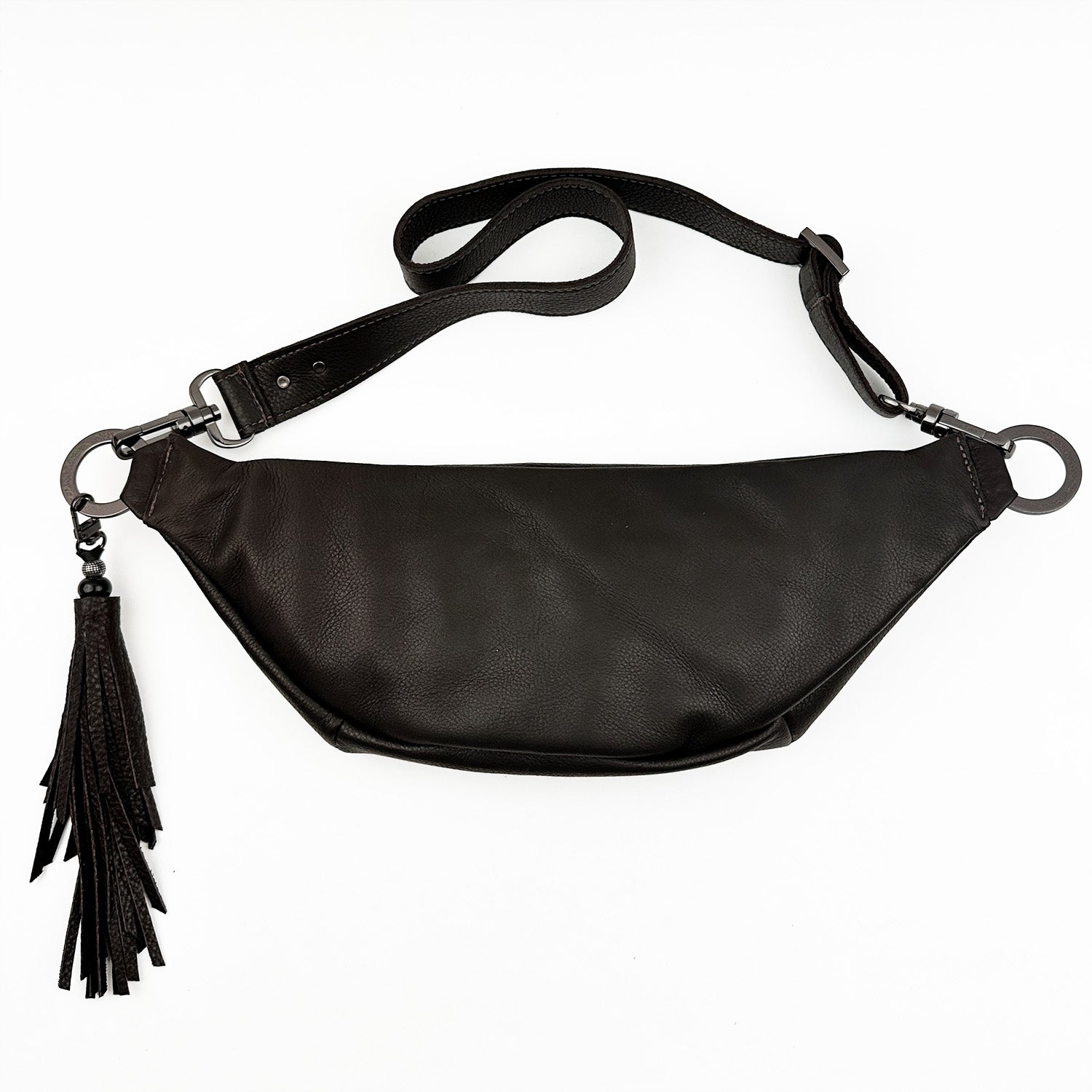 Introducing the STELLA - BROWN by evokewomen: an elegant Italian leather crossbody bag with an adjustable strap and a chic tassel on one side, ideal for achieving effortless style.