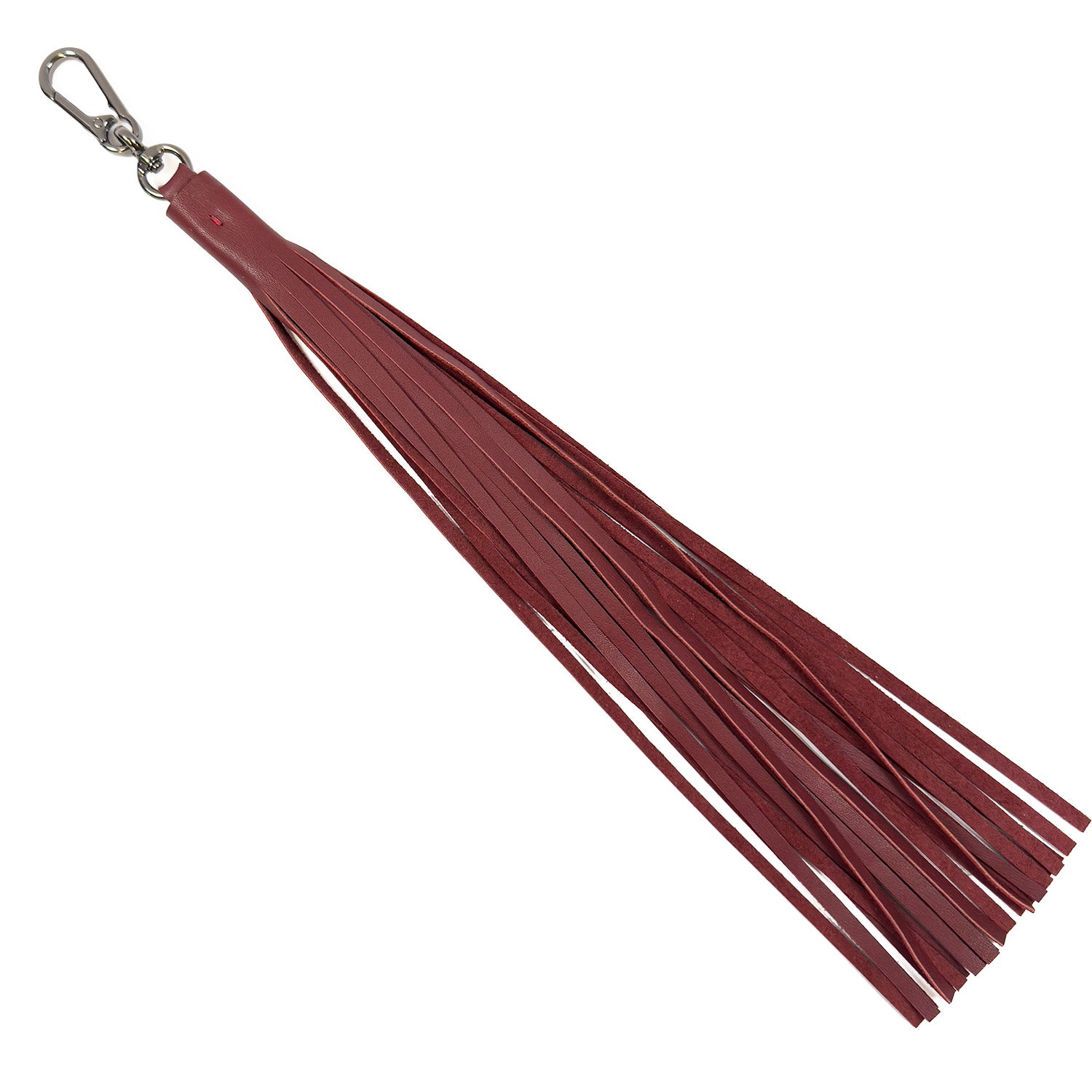 Introducing a bold accessory: the TASSEL XXL in wine by evokewomen. This stunning leather keychain with a metal clip attachment combines unique design and functionality, making it an eye-catching addition to any collection.
