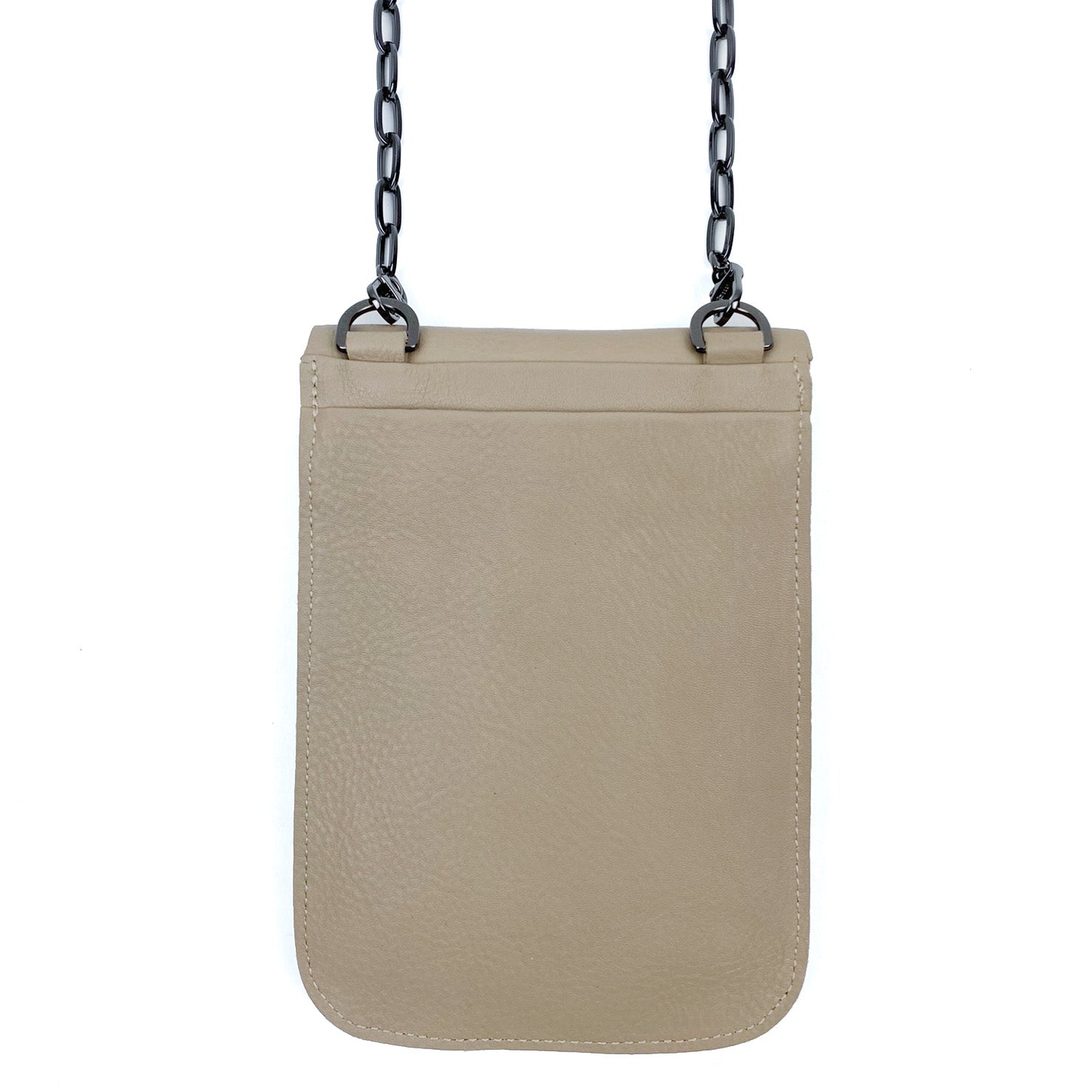The PAULINA - SAND by evokewomen is a chic leather crossbody bag in a refined beige tone, complemented by a sleek black metal chain strap for versatile style and elegance.