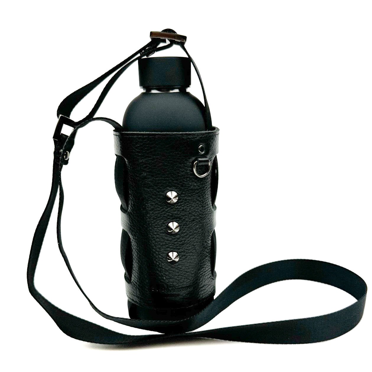 Discover the evokewomen Bottle Carrier in black, a chic and stylish water bottle accessory featuring a leather case with an adjustable strap, adorned with three rivets and a corset-style snap closure.