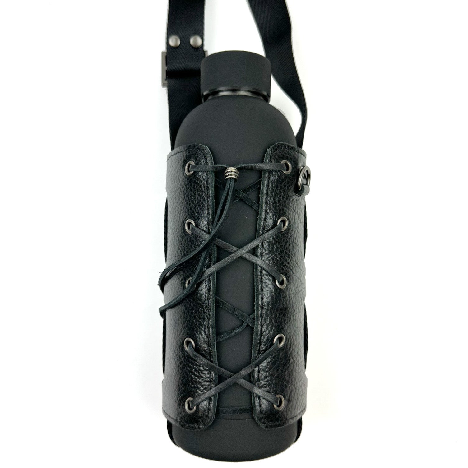 The evokewomen Bottle Carrier in black features a sophisticated leather-like holder for your water bottle, enhanced with corset-style lacing and elegant rivets. Its adjustable strap ensures easy portability, making it the perfect companion for any adventure.
