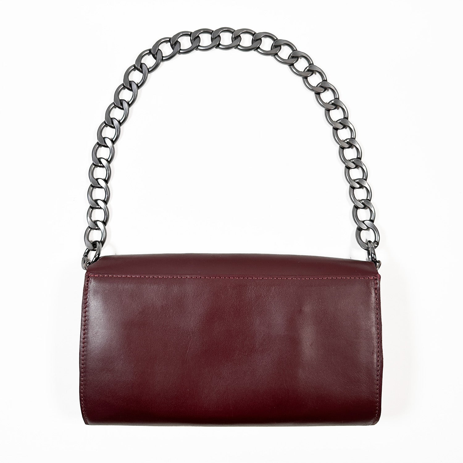 The BAGUETTE - BURGUNDY by evokewomen is an Italian leather handbag featuring a large gunmetal chain strap, elegantly displayed against a white background.