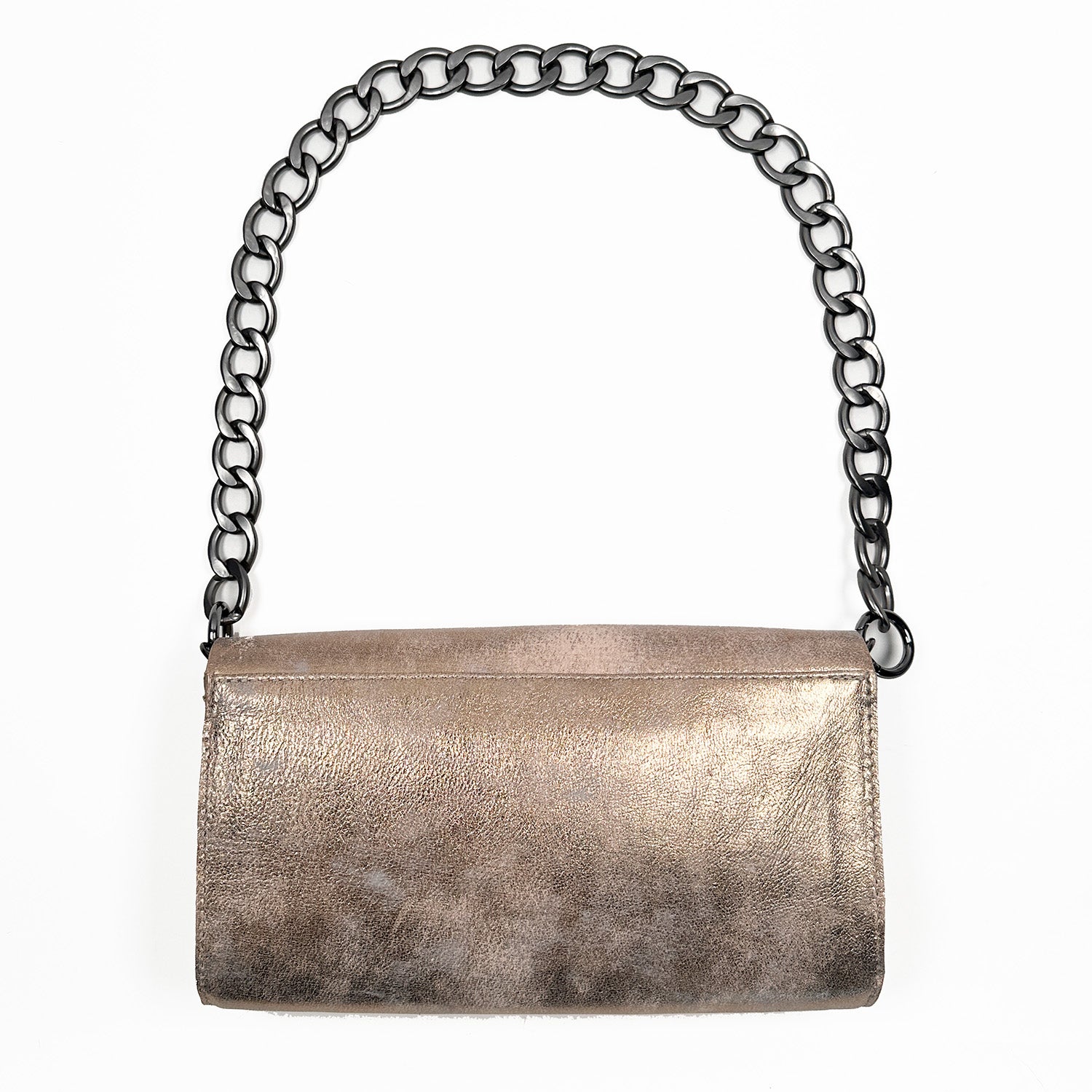 The BAGUETTE – ANTIQUE GOLD by evokewomen is an Italian leather handbag featuring a large gunmetal chain strap, elegantly displayed against a white background.