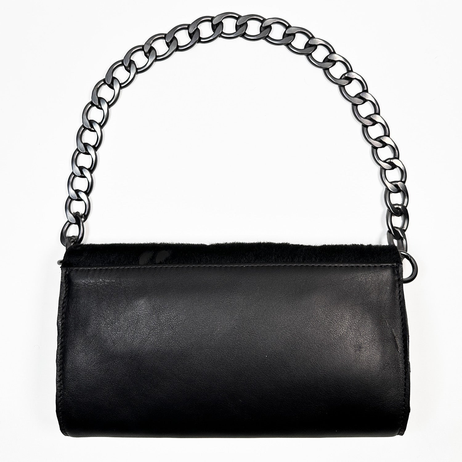 The BAGUETTE by Evoke Women – a sleek handbag crafted from black Italian leather, featuring a bold gunmetal chain strap, elegantly displayed on a white background.