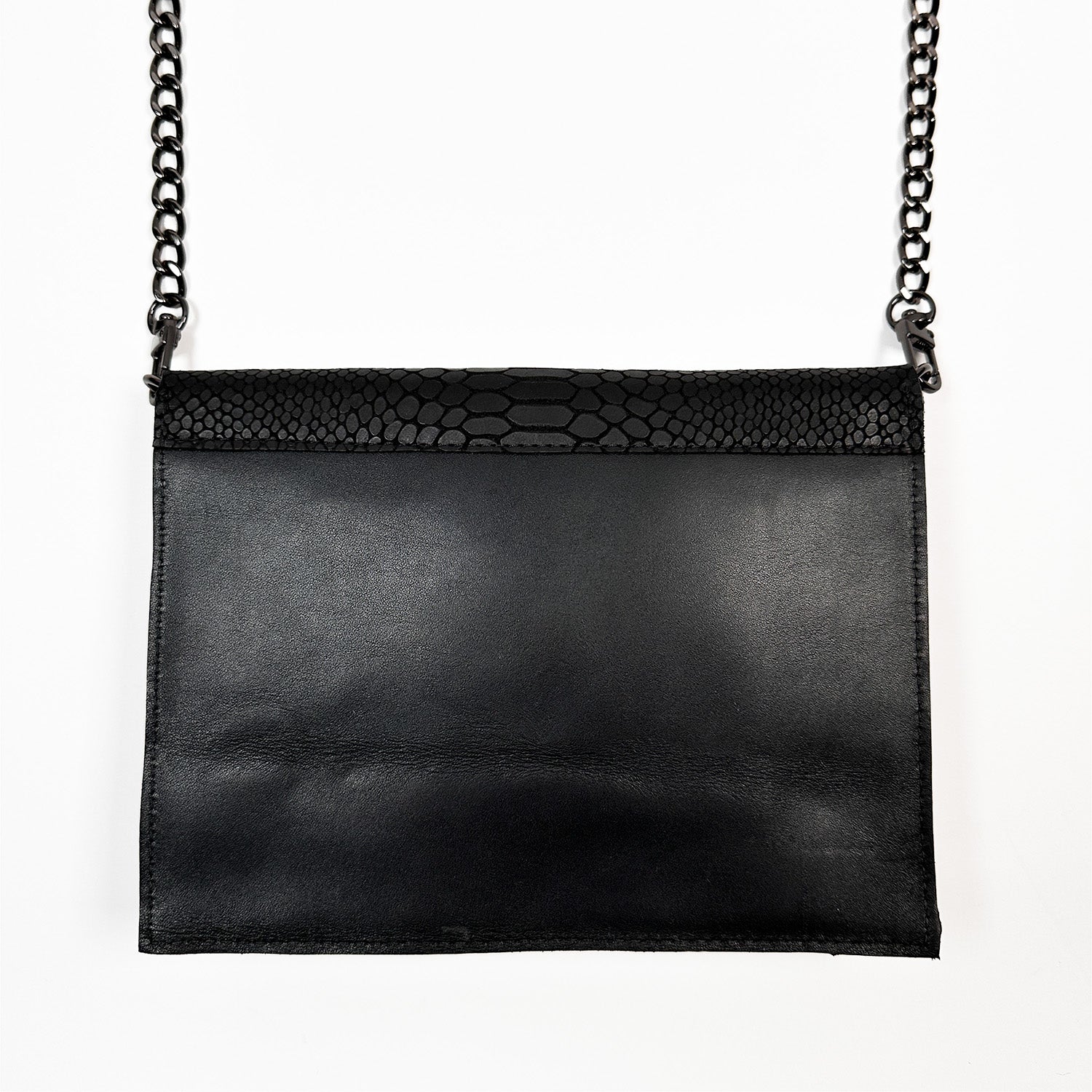 Introducing the BAHAMA – black snake look - shoulder bag by evokewomen, a versatile piece crafted from premium matte faux snake Italian leather. This elegant bag is accented with a chic gunmetal chain strap and is beautifully showcased against a crisp white backdrop.