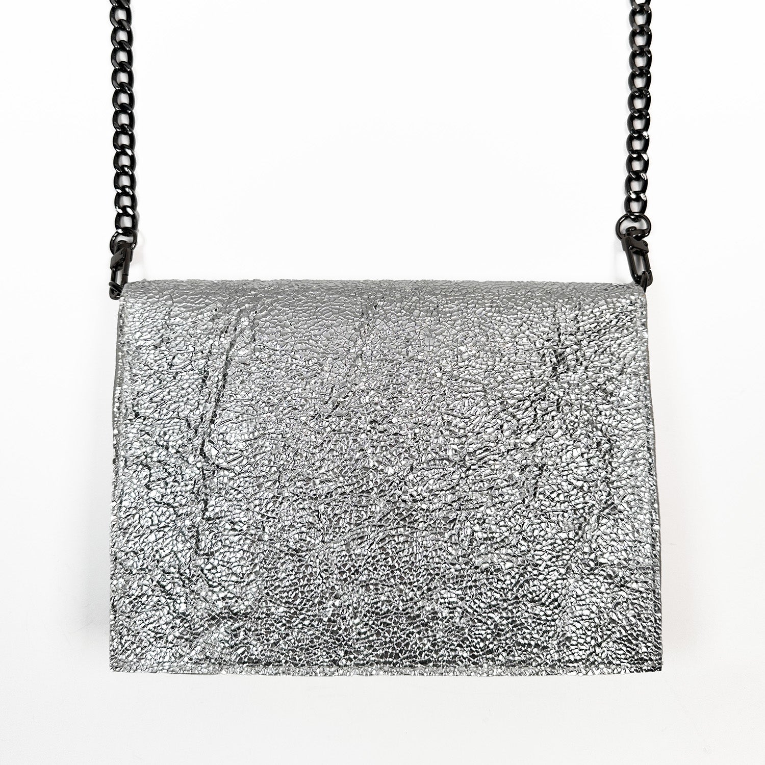 The BAHAMA – SILVER by evokewomen is an Italian leather handbag featuring a gunmetal chain strap, elegantly displayed against a white background.