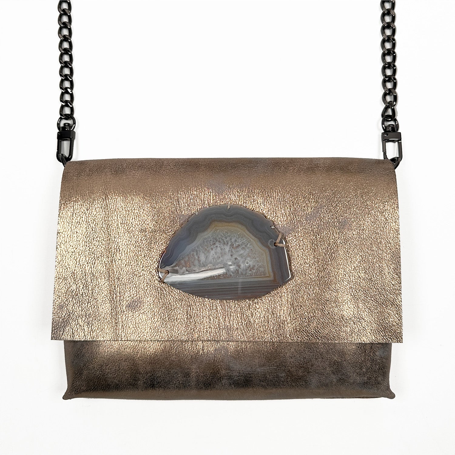 Introducing the BAHAMA – ANTIQUE GOLD shoulder bag by evokewomen, a versatile piece crafted from premium matte metallic Italian leather. This elegant bag is accented with a chic gunmetal chain strap and is beautifully showcased against a crisp white backdrop.