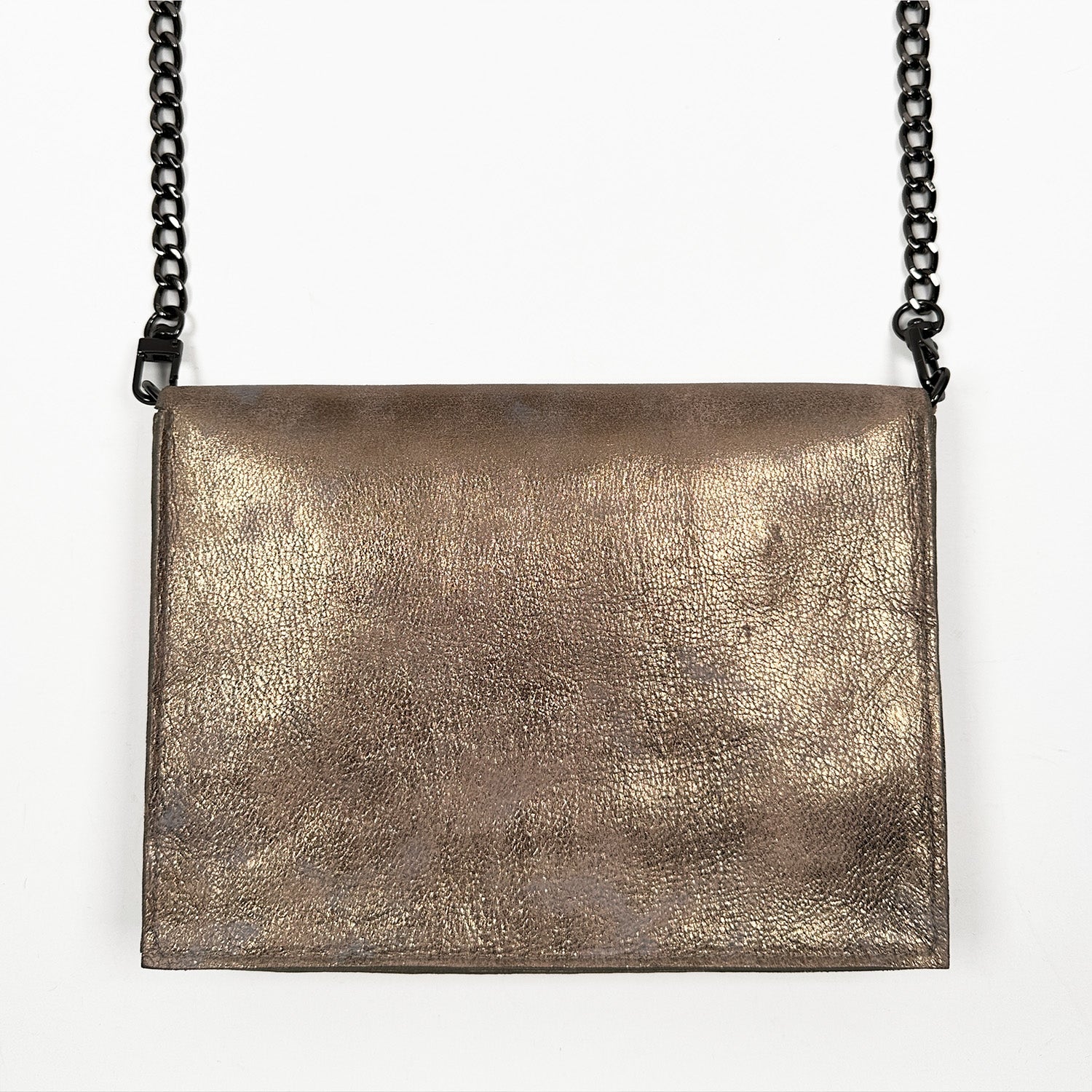 The BAHAMA – ANTIQUE GOLD by evokewomen is an Italian leather handbag featuring a large gunmetal chain strap, elegantly displayed against a white background.