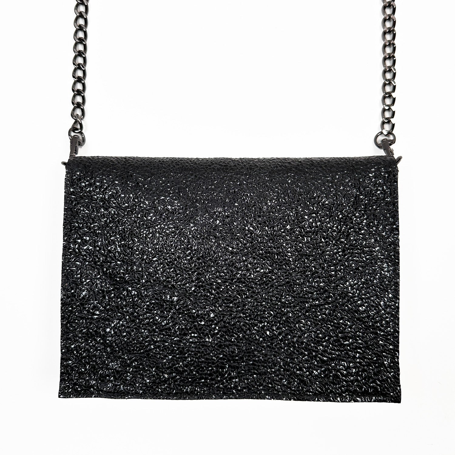 The BAHAMA –BLACK TEXTURE by evokewomen is an Italian leather handbag featuring a gunmetal chain strap, elegantly displayed against a white background.