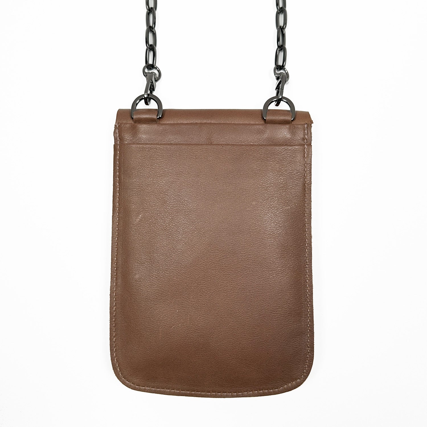 The PAULINA - nutshell by evokewomen is a brown leather pouch featuring a black chain strap, elegantly draped as the ideal festival companion, set against a white background.