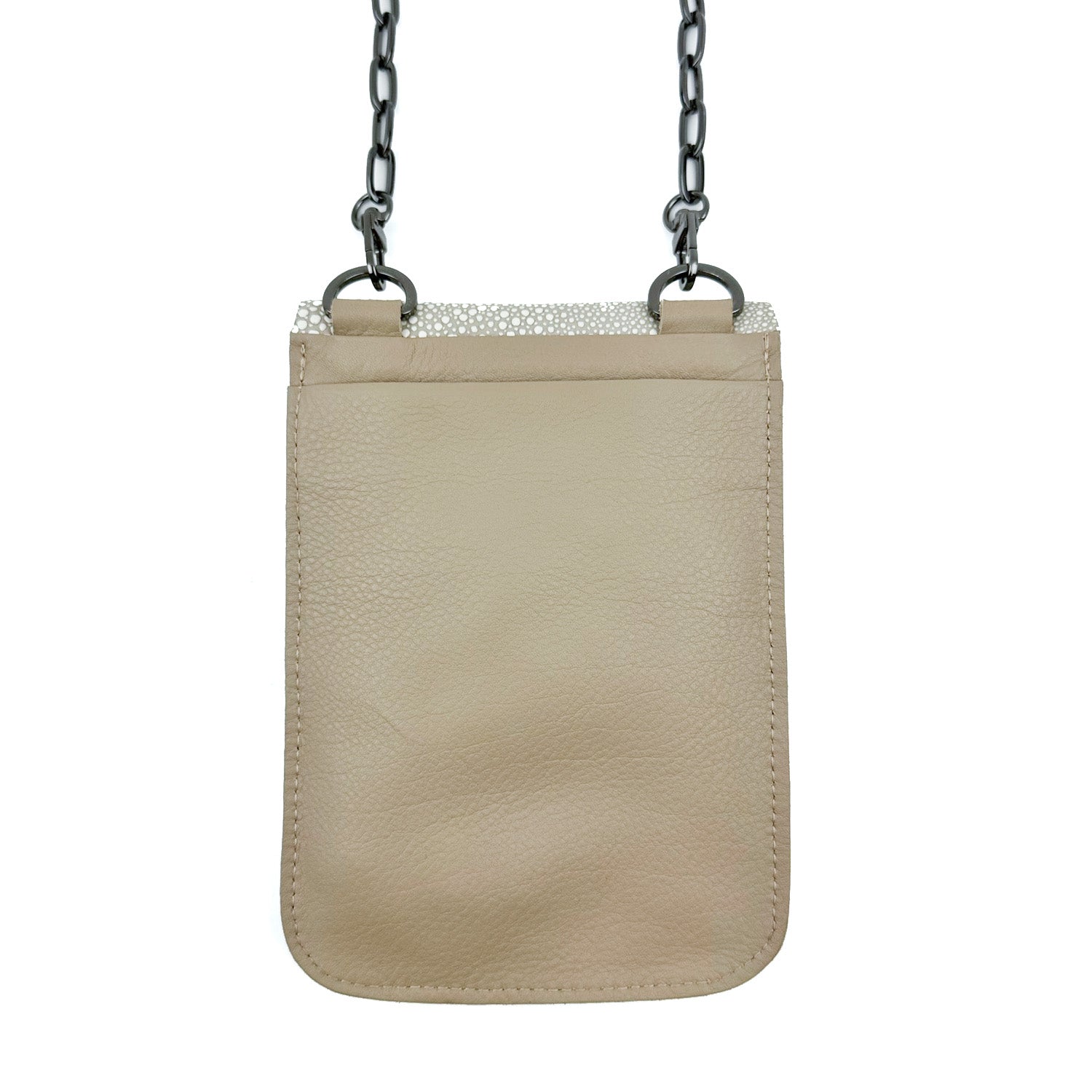 The PAULINA - SAND by evokewomen is a tan leather crossbody bag featuring a black chain strap and a simple, minimalist design, making it perfect for any festival outing.